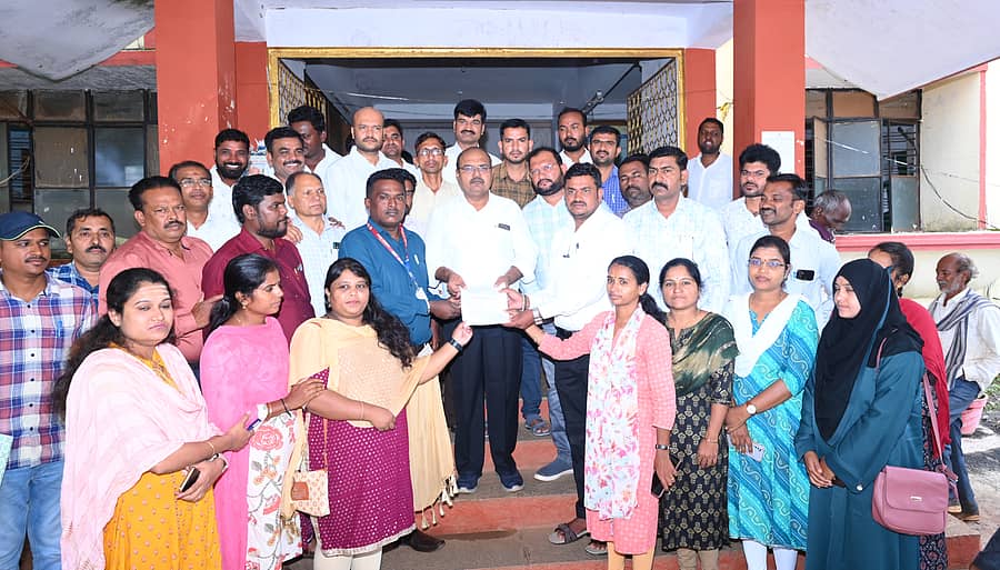 ಕರ್ನಾಟಕ ರಾಜ್ಯ ಗ್ರಾಮ ಆಡಳಿತ ಅಧಿಕಾರಿಗಳ ಕೇಂದ್ರ ಸಂಘ ಬೀದರ್ ತಾಲ್ಲೂಕು ಘಟಕದವರು ಬೀದರ್ನಲ್ಲಿ ಸೋಮವಾರ ಮುಷ್ಕರ ನಡೆಸಿ, ತಹಶೀಲ್ದಾರ್ ದಿಲ್ಶದ್ ಮೆಹತ್ ಅವರಿಗೆ ಮನವಿ ಪತ್ರ ಸಲ್ಲಿಸಿದರು