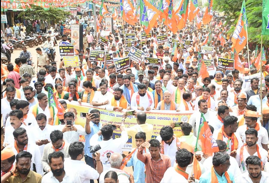 ವಾಲ್ಮೀಕಿ ನಿಗಮದ ಹಗರಣದ ಹಣದಲ್ಲಿ ಸಂಸದ ಇ.ತುಕಾರಾಂ ಅಕ್ರಮವಾಗಿ ಜಯ ಸಾಧಿಸಿದ್ದಾರೆ ಎಂದು ಆರೋಪಿಸಿ ಸಂಡೂರು ಪಟ್ಟಣದಲ್ಲಿ ಸೋಮವಾರ ಬಿಜೆಪಿಯಿಂದ ಬೃಹತ್ ಪ್ರತಿಭಟನೆ ನಡೆಸಲಾಯಿತು