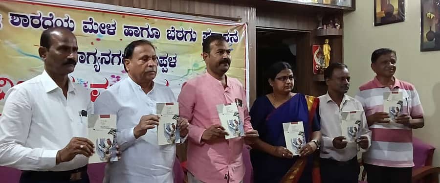 ಕೊಪ್ಪಳದಲ್ಲಿ ಭಾನುವಾರ ನಡೆದ ಕಾರ್ಯಕ್ರಮದಲ್ಲಿ ಅತಿಥಿಗಳು 'ಮಾತು ಮರಿ ಹಾಕಿದಾಗ' ಪುಸ್ತಕ ಬಿಡುಗಡೆ ಮಾಡಿದರು