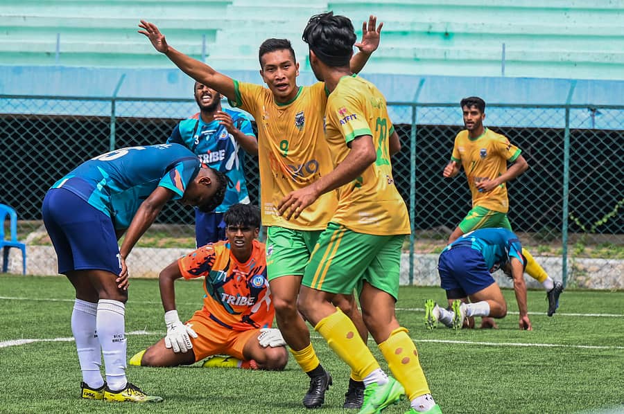 <div class="paragraphs"><p>ಗೋಲು ಗಳಿಸಿದ ಕೊಡಗು ಎಫ್ಸಿ ತಂಡದ ಲಾಲ್ ಕ್ರಾಸ್ಮಾವಿಯಾ ಸಂಭ್ರಮಿಸಿದರು (ಹಳದಿ ಜರ್ಸಿ– 9 ಸಂಖ್ಯೆ) </p></div>