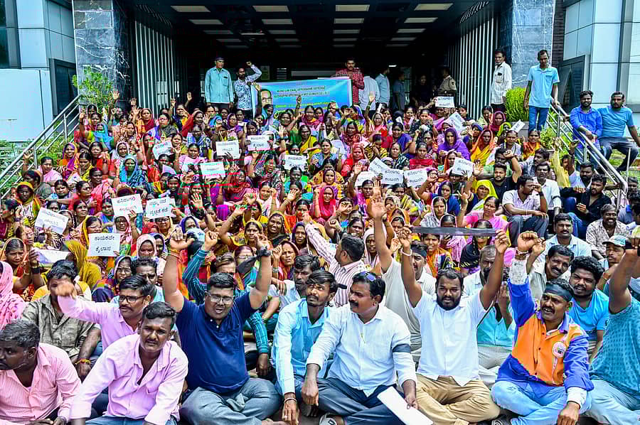 ಕಲಬುರಗಿ ಮಹಾನಗರ ಪಾಲಿಕೆ ಕಚೇರಿ ಮುಂಭಾಗದಲ್ಲಿ ಸೋಮವಾರ ಕರ್ನಾಟಕ ರಾಜ್ಯ ನಗರಪಾಲಿಕೆ, ನಗರಸಭೆ, ಪುರಸಭೆಗಳ ಪೌರಕಾರ್ಮಿಕರ ಮಹಾಸಂಘದ ಮುಖಂಡರು ಪ್ರತಿಭಟನೆ ನಡೆಸಿದರು ಪ್ರಜಾವಾಣಿ ಚಿತ್ರ
