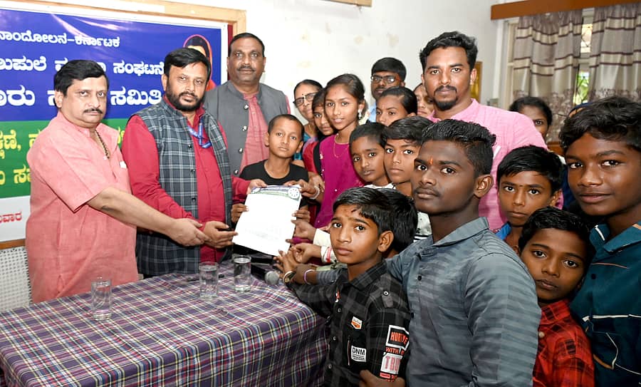 ಬೆಂಗಳೂರು ನಗರದ ಪ್ರತಿ ವಾರ್ಡ್ನಲ್ಲೂ ಮಕ್ಕಳ ರಕ್ಷಣಾ ಸಮಿತಿಗಳು ರಚಿಸುವಂತೆ ಕೆ. ನಾಗಣ್ಣಗೌಡ ಅವರಿಗೆ ಮನವಿ ಸಲ್ಲಿಸಲಾಯಿತು. (ಎಡದಿಂದ) ನಾಗಸಿಂಹ ಜಿ. ರಾವ್, ಎ. ನರಸಿಂಹಮೂರ್ತಿ, ಚಂದ್ರಮ್ಮ ಉಪಸ್ಥಿತರಿದ್ದರು ಪ್ರಜಾವಾಣಿ ಚಿತ್ರ