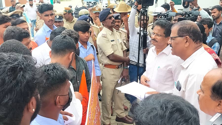 ಹಾಸನದ ಮಾಸ್ಟರ್ಸ್ ಪದವಿಪೂರ್ವ ಕಾಲೇಜಿನ ಎದುರು ಸೋಮವಾರ ಎಬಿವಿಪಿ ಕಾರ್ಯಕರ್ತರು ಪ್ರತಿಭಟನೆ ನಡೆಸಿದರು.