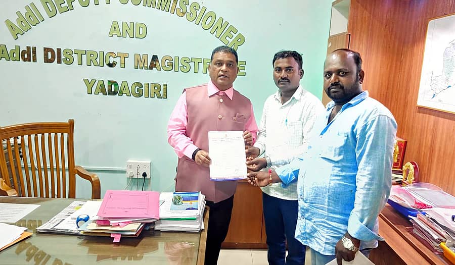 ಹುಣಸಗಿ ಪಟ್ಟಣದ ತಹಶೀಲ್ದಾರ್ ಕಚೇರಿಯನ್ನು ಸ್ಥಳಾಂತರ ಮಾಡದಂತೆ ಭ್ರಷ್ಟಾಚಾರ ವಿರೋಧಿ ದಳದ ವತಿಯಿಂದ ಹೆಚ್ಚುವರಿ ಜಿಲ್ಲಾಧಿಕಾರಿಗೆ ಮನವಿ ಸಲ್ಲಿಸಲಾಯಿತು