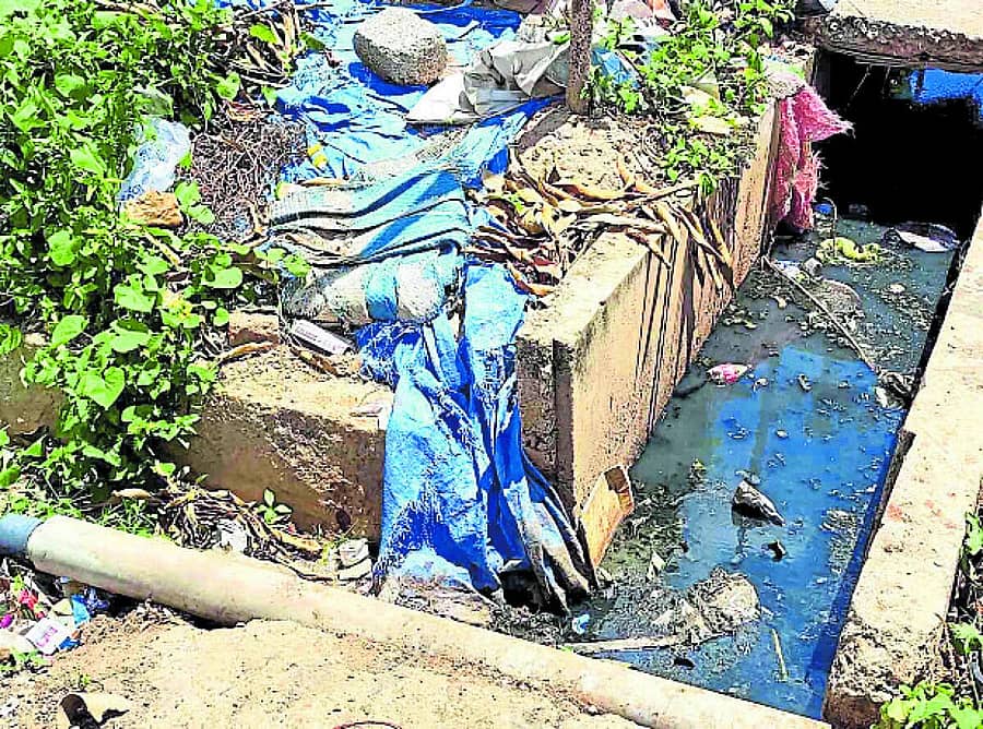 <div class="paragraphs"><p>ಚರಂಡಿಯಲ್ಲಿ ಹಾದು ಹೋಗಿರುವ ಕುಡಿಯುವ ನೀರಿನ ಪೈಪ್</p></div>