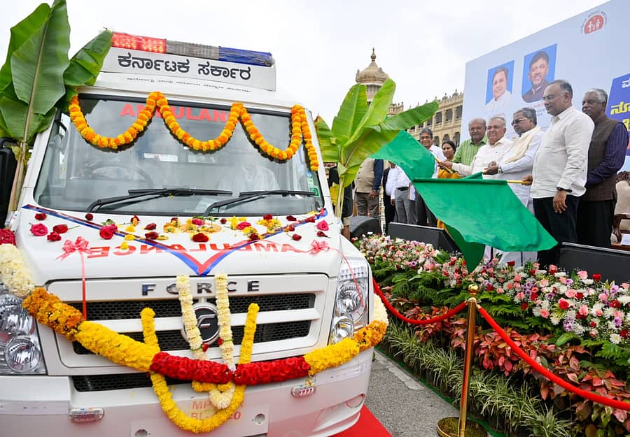 <div class="paragraphs"><p>65 ಆಂಬುಲೆನ್ಸ್ಗಳನ್ನು ಸಾರ್ವಜನಿಕ ಸೇವೆಗೆ</p></div>