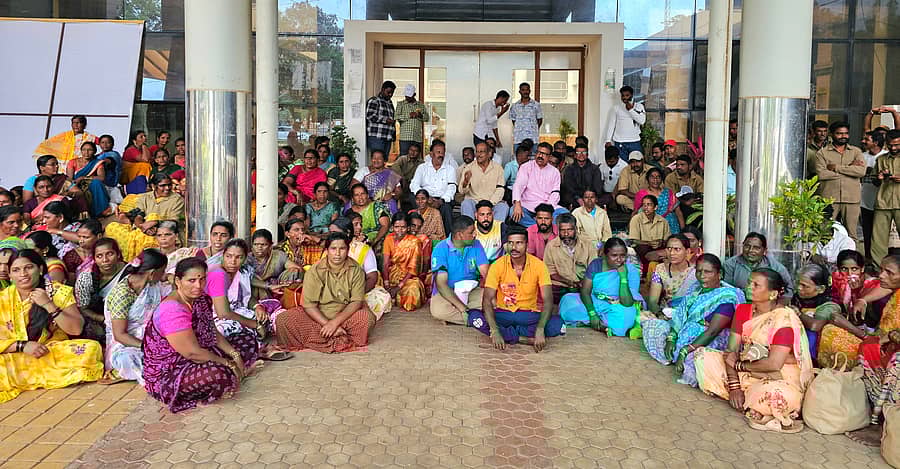 ಬೆಳಗಾವಿ ಮಹಾನಗರ ಪಾಲಿಕೆ ಕಚೇರಿ ಆವರಣದಲ್ಲಿ ಪೌರ ಕಾರ್ಮಿಕರು ಸೋಮವಾರ ಪ್ರತಿಭಟನೆ ನಡೆಸಿದರು
