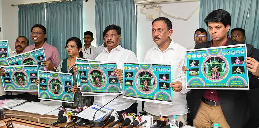 ಮೈಸೂರಿನ ಚಾಮುಂಡೇಶ್ವರಿ ವಿದ್ಯುತ್ ಸರಬರಾಜು ನಿಗಮದ ಪ್ರಧಾನ ಕಚೇರಿ ಪ್ರಧಾನ ಕಚೇರಿಯಲ್ಲಿ ಆಯೋಜಿಸಿದ್ದ ಸಭೆಯಲ್ಲಿ ಜಿಲ್ಲಾ ಉಸ್ತುವಾರಿ ಸಚಿವ ಡಾ.ಎಚ್.ಸಿ.ಮಹದೇವಪ್ಪ ದಸರಾ ದೀಪಾಲಂಕಾರ ಹಾಗೂ ಡ್ರೋನ್ ಪ್ರದರ್ಶನ ಪೋಸ್ಟರ್ ಬಿಡುಗಡೆ ಮಾಡಿದರು. ಶೀಲಾ, ರಮೇಶ್ ಬಂಡಿಸಿದ್ದೇಗೌಡ, ಲಕ್ಷ್ಮಿಕಾಂತ ರೆಡ್ಡಿ ಭಾಗವಹಿಸಿದ್ದರು