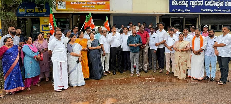 ಮುಖ್ಯಮಂತ್ರಿ ಸಿದ್ದರಾಮಯ್ಯ ಅವರ ರಾಜೀನಾಮೆಗೆ ಆಗ್ರಹಿಸಿ ಬಿಜೆಪಿ ಜಿಲ್ಲಾ ಘಟಕದ ವತಿಯಿಂದ ಉಡುಪಿಯಲ್ಲಿ ಮಂಗಳವಾರ ಪ್ರತಿಭಟನೆ ನಡೆಯಿತು