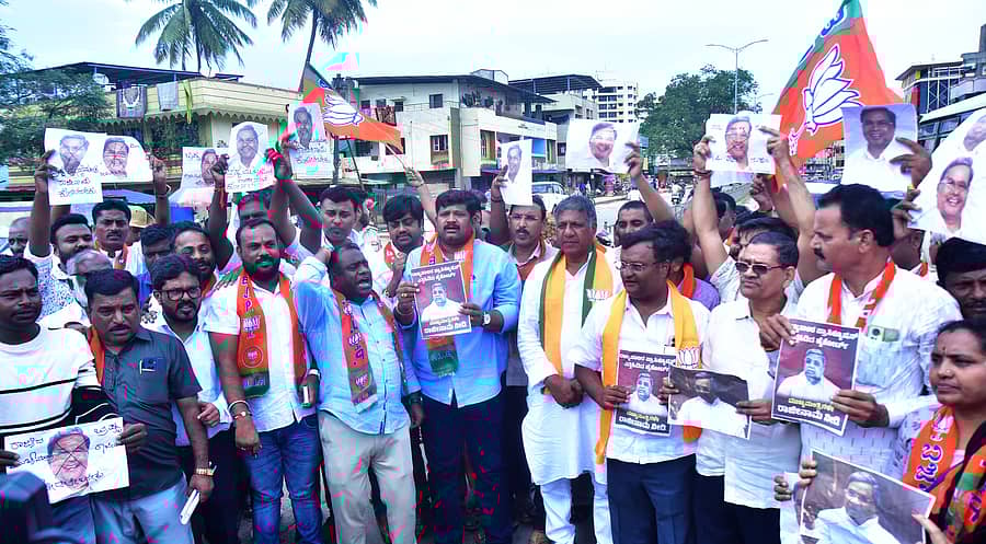 ಮುಖ್ಯಮಂತ್ರಿ ರಾಜೀನಾಮೆಗೆ ಆಗ್ರಹಿಸಿ ಬಿಜೆಪಿ ಮುಖಂಡರು ಹುಬ್ಬಳ್ಳಿಯ ಕಾರವಾರ ರಸ್ತೆಯ ಇಎಸ್ಐ ಆಸ್ಪತ್ರೆ ಬಳಿ ಮಂಗಳವಾರ ಪ್ರತಿಭಟನೆ ನಡೆಸಿದರು