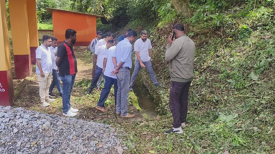 ಮಡಿಕೇರಿ ನಗರದಲ್ಲಿ ಕರಗೋತ್ಸವ ಹಾಗೂ ದಶಮಂಟಪಗಳ ಶೋಭಾಯಾತ್ರೆ ಸಂಚರಿಸುವ ಕಡೆ ಶಾಸಕ ಡಾ.ಮಂತರ್ಗೌಡ ಅವರು ಈಚೆಗೆ ಪರಿಶೀಲನೆ ನಡೆಸಿ ಸಲಹೆ, ಸೂಚನೆ ನೀಡಿದ್ದರು