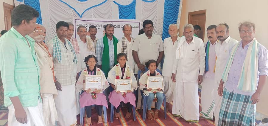 ಕುಪ್ಪೇಲೂರು ಗ್ರಾಮದಲ್ಲಿರುವ ಡಾ. ಬಾಬು ಜಗಜೀವನರಾಂ ಸಮುದಾಯ ಭವನದಲ್ಲಿ ನಡೆದ ಸ್ಥಳೀಯ ಪ್ರಾಥಮಿಕ ಕೃಷಿ ಪತ್ತಿನ ಸಹಕಾರ ಸಂಘದ ವಾರ್ಷಿಕ ಮಹಾಸಭೆಯಲ್ಲಿ ಇಲ್ಲಿನ ಪ್ರತಿಭಾವಂತ ವಿದ್ಯಾರ್ಥಿಗಳು ಹಾಗೂ ಕ್ರೀಡಾಪಟುಗಳನ್ನು ಸನ್ಮಾನಿಸಲಾಯಿತು