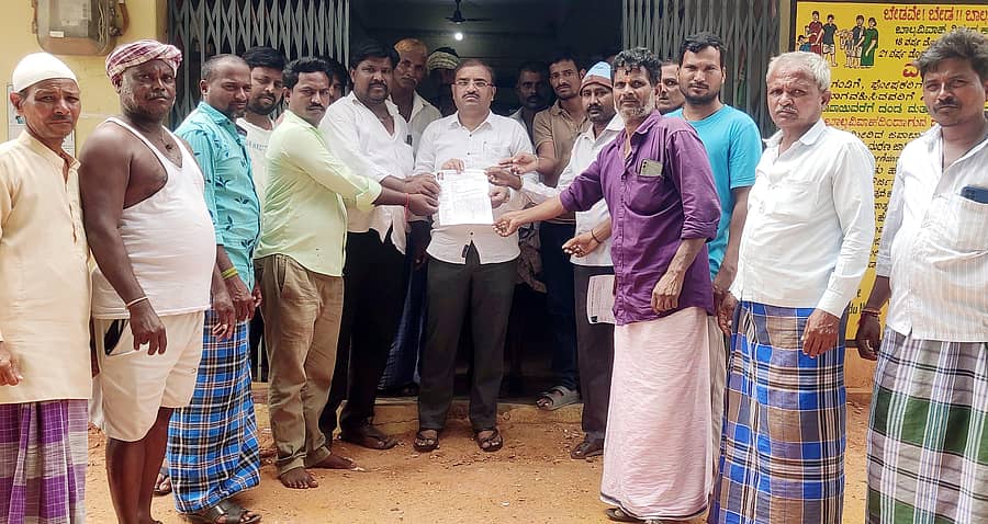 ಕಂಪ್ಲಿಯ ಡಾ.ಬಿ.ಆರ್. ಅಂಬೇಡ್ಕರ್ ಅಕ್ಕಿ ಗಿರಣಿ ಹಮಾಲಿ ಕಾರ್ಮಿಕ ಸಂಘದ ಪದಾಧಿಕಾರಿಗಳು ವಿವಿಧ ಬೇಡಿಕೆಗಳ ಮನವಿಯನ್ನು ತಹಶೀಲ್ದಾರ್ ಎಸ್. ಶಿವರಾಜ ಅವರಿಗೆ ಮಂಗಳವಾರ ಸಲ್ಲಿಸಿದರು
