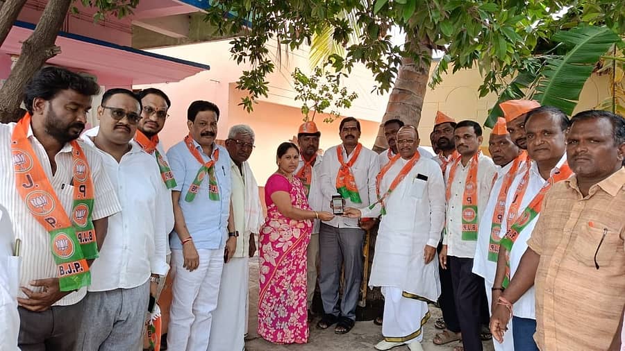 ಮಸ್ಕಿ ಪಟ್ಟಣದ 11ನೇ ವಾರ್ಡ್ನಲ್ಲಿ ಬಿಜೆಪಿ ಸದಸ್ಯತ್ವ ಅಭಿಯಾನಕ್ಕೆ ಮಾಜಿ ಶಾಸಕ ಪ್ರತಾಪಗೌಡ ಪಾಟೀಲ ಮಂಗಳವಾರ ಚಾಲನೆ ನೀಡಿದರು