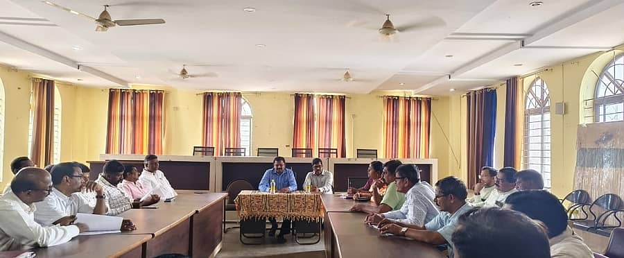 ಹುಬ್ಬಳ್ಳಿಯ ತಾಲ್ಲೂಕು ಪಂಚಾಯಿತಿ ಸಭಾಭವನದಲ್ಲಿ ಮಹರ್ಷಿ ವಾಲ್ಮೀಕಿ ಜಯಂತಿಯ ಪೂರ್ವಭಾವಿ ಸಭೆ ಮಂಗಳವಾರ ನಡೆಯಿತು