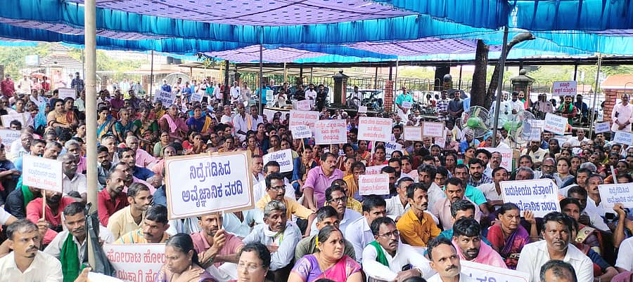 ಕಸ್ತೂರಿ ರಂಗನ್ ವರದಿ ವಿರೋಧಿಸಿ ಜಡ್ಕಲ್, ಮುದೂರು ಗ್ರಾಮ ಹಿತರಕ್ಷಣಾ ಸಮಿತಿ ವತಿಯಿಂದ ಮಣಿಪಾಲದ ರಜತಾದ್ರಿಯ ಜಿಲ್ಲಾಧಿಕಾರಿ ಕಚೇರಿ ಮುಂಭಾಗದಲ್ಲಿ ಮಂಗಳವಾರ ಪ್ರತಿಭಟನೆ ನಡೆಯಿತು