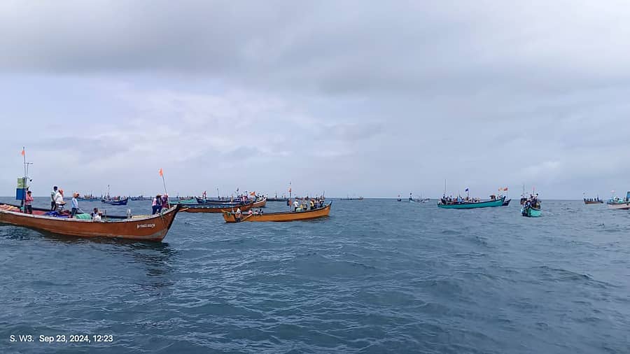  ಬುಲ್‌ಟ್ರಾಲ್ ಮಾಡುತ್ತಿದ್ದ ಬೋಟ್‌ಗಳನ್ನು ಮೀನುಗಾರರು ತಡೆದು ಪ್ರತಿಭಟಿಸಿದರು