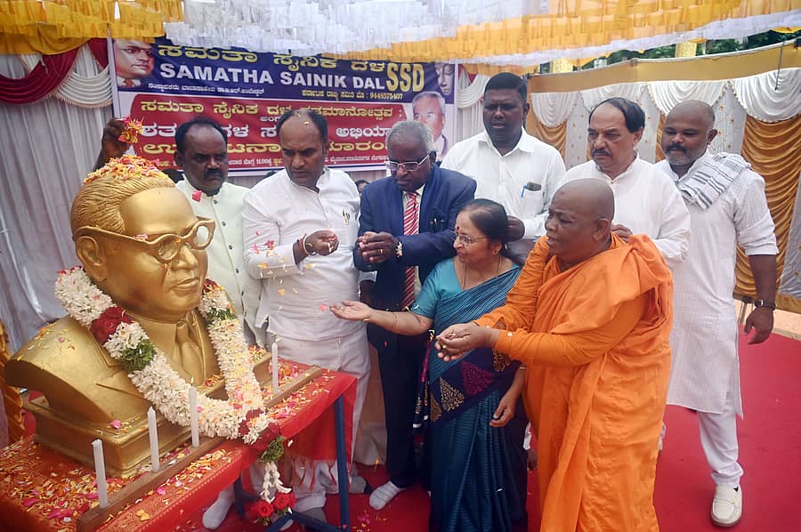 ಸಮತಾ ಸೈನಿಕ ದಳ ಶತಮಾನೋತ್ಸವ ಅಂಗವಾಗಿ ನಡೆದ ಶತದಿನಗಳ ಸಂಭ್ರಮ ಅಭಿಯಾನದ ಉದ್ಘಾಟನೆ ಸಮಾರಂಭದಲ್ಲಿ ಡಾ.ಬಿ.ಆರ್. ಅಂಬೇಡ್ಕರ್ ಅವರ ಪುತ್ಥಳಿಗೆ ಪುಷ್ಪ ನಮನ ಸಲ್ಲಿಸಲಾಯಿತು. ಎಂ. ವೆಂಕಟಸ್ವಾಮಿ, ಇಂದಿರಾ ಕೃಷ್ಣಪ್ಪ, ಬಿಕ್ಕುಣಿ ಬುದ್ಧಮ್ಮ ಭಾಗವಹಿಸಿದ್ದರು ಪ್ರಜಾವಾಣಿ ಚಿತ್ರ