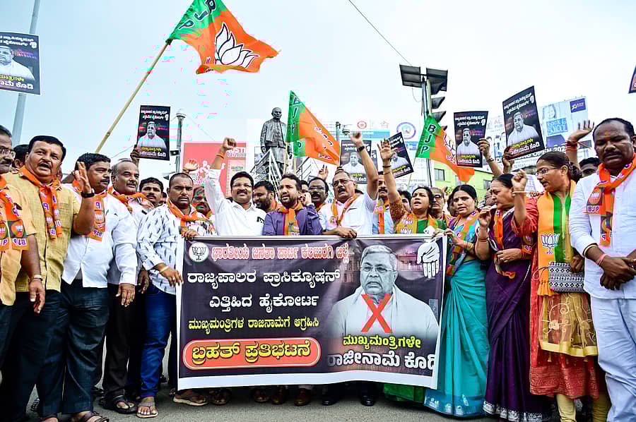 ಮುಖ್ಯಮಂತ್ರಿ ಸಿದ್ದರಾಮಯ್ಯ ಅವರ ರಾಜೀನಾಮೆಗೆ ಆಗ್ರಹಿಸಿ ಕಲಬುರಗಿಯಲ್ಲಿ ಮಂಗಳವಾರ ಬಿಜೆಪಿ ಮುಖಂಡರು, ಕಾರ್ಯಕರ್ತರು ಪ್ರತಿಭಟನೆ ನಡೆಸಿದರು ಪ್ರಜಾವಾಣಿ ಚಿತ್ರ