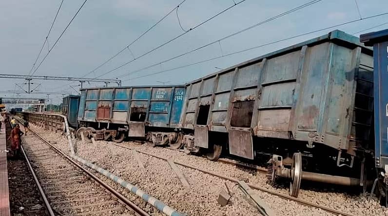 <div class="paragraphs"><p>ಗೂಡ್ಸ್ ರೈಲಿನ ವ್ಯಾಗನ್ಗಳು ಹಳಿತಪ್ಪಿರುವ ದೃಶ್ಯ</p></div>