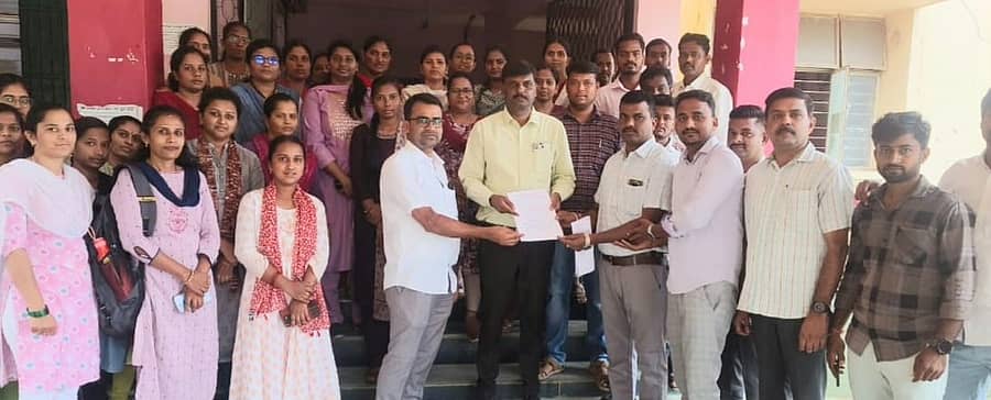 ಅರಸೀಕೆರೆ ಗ್ರಾಮ ಆಡಳಿತಾಧಿಕಾರಿಗಳ ಮೂಲ ಸೌಲಭ್ಯ ಸೇರಿದಂತೆ ವಿವಿಧ ಬೇಡಿಕೆ ಈಡೇರಿಸುವಂತೆ ತಹಶೀಲ್ದಾರ್ ಸಂತೋಷಕುಮಾರ್ರವರಿಗೆ ಮನವಿ ಸಲ್ಲಿಸಿದರು.