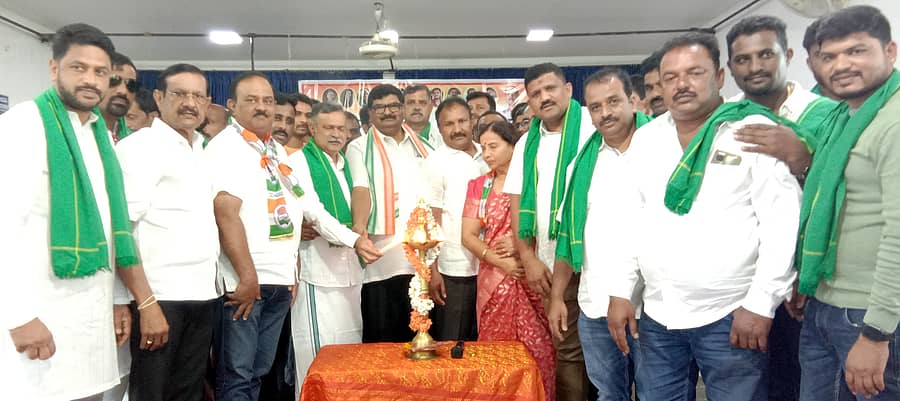 ಬೇಲೂರಿನ ಮಂಜುನಾಥ ಕಲ್ಯಾಣ ಮಂಟಪದಲ್ಲಿ ಮಂಗಳವಾರ ಆಯೋಜಿಸಿದ್ದ ಸಭೆಯಲ್ಲಿ ಸಚಿನ್ ಮಿಗ ಹಾಗೂ ಬಿ.ಶಿವರಾಂ ಉದ್ಘಾಟಿಸಿದರು.