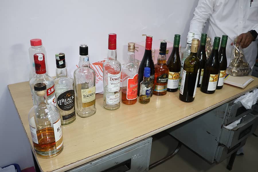 ಯಶವಂತಪುರ ಅಬಕಾರಿ ಕಚೇರಿಯಲ್ಲಿ ಶೋಧದ ವೇಳೆ ಪತ್ತೆಯಾದ ದಾಖಲೆ ಇಲ್ಲದ ಮದ್ಯದ ಬಾಟಲಿಗಳು ಮತ್ತು ಹಿತ್ತಾಳೆಯ ವಿಗ್ರಹಗಳು