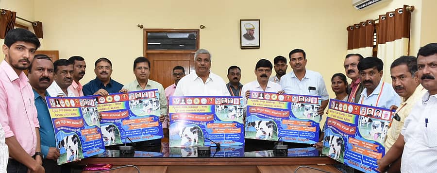 ರೈತ ದಸರಾ ಕಾರ್ಯಕ್ರಮದ ಪ್ರಚಾರ ಪೋಸ್ಟರ್ ಅನ್ನು ಸಚಿವ ಕೆ. ವೆಂಕಟೇಶ್ ಮಂಗಳವಾರ ಬಿಡುಗಡೆ ಮಾಡಿದರು. ಎಂ. ಕೃಷ್ಣಂರಾಜು, ಕೆ.ಜಿ. ರವಿ, ನಾಗರಾಜು, ಜಿ.ಎಚ್. ಮಂಜುನಾಥ್ ಪಾಲ್ಗೊಂಡಿದ್ದರು