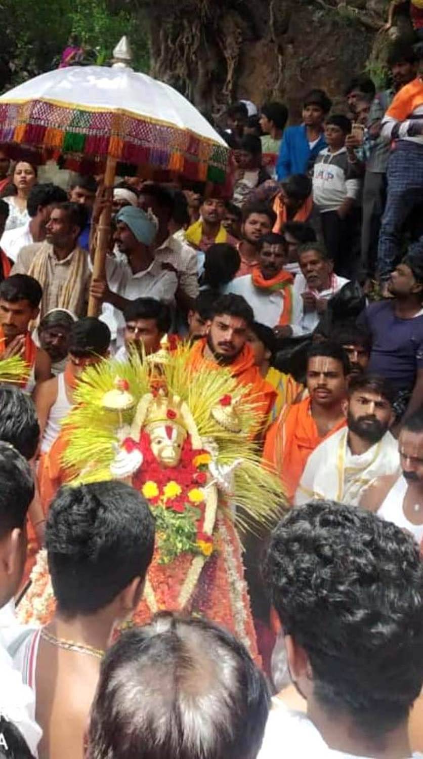 ಹೊಸದುರ್ಗದ ದಶರಥ ರಾಮೇಶ್ವರದಲ್ಲಿ ನಾಮಧಾರಣೆ ನಂತರ ಕಂಗೊಳಿಸುತ್ತಿರುವ ಕಂಚಿ ವರದರಾಜ ಸ್ವಾಮಿ