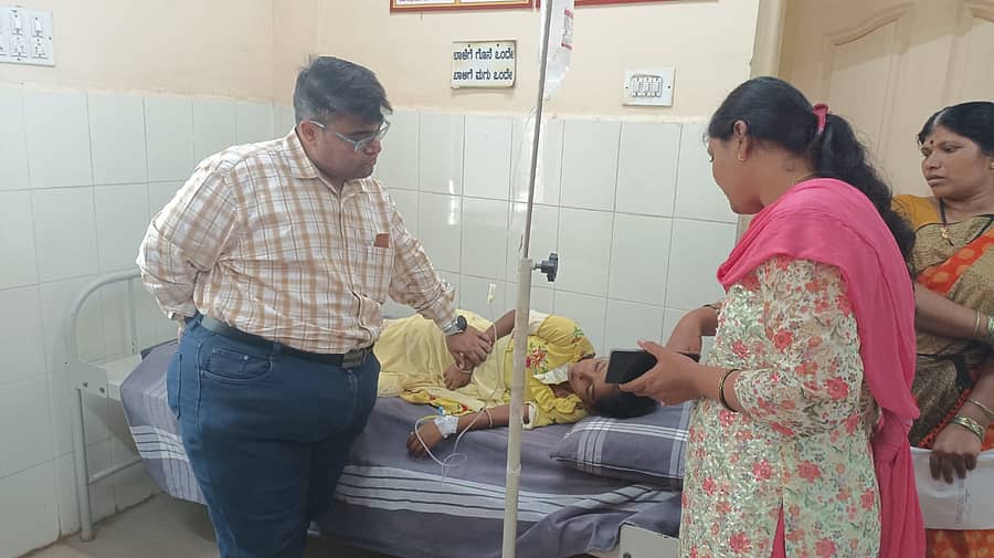 ಚುರುಮುರಿ ಸೇವಿಸಿ ಅಸ್ವಸ್ಥಗೊಂಡಿದ್ದ ಮಕ್ಕಳನ್ನು ಬೆಟಗೇರಿ ಪ್ರಾಥಮಿಕ ಆರೋಗ್ಯ ಕೇಂದ್ರದ ವೈದ್ಯರು ಪರೀಕ್ಷಿಸಿದರು