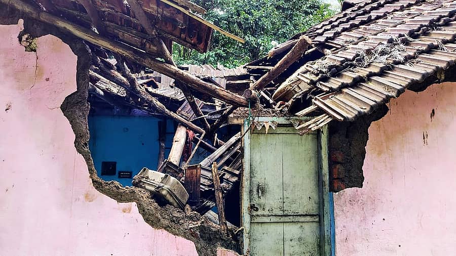 ಐದಳ್ಳಿ ಗ್ರಾಮದ ಪ್ರಕಾಶ್ ಎಂಬುವವರ ಮನೆಯ ಗೋಡೆ ಮಳೆಯಿಂದ ಹಾನಿಯಾಗಿ ಕುಸಿದಿರುವುದು