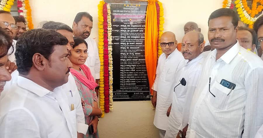 ಸೇಡಂ ತಾಲ್ಲೂಕು ಮುಧೋಳ ಗ್ರಾಮದ ಕರ್ನಾಟಕ ಪಬ್ಲಿಕ್ ಶಾಲೆಯ ನೂತನ ಕೋಣೆಗಳ ಕಟ್ಟಡವನ್ನು ಮಂಗಳವಾರ ಸಚಿವ ಡಾ.ಶರಣಪ್ರಕಾಶ ಪಾಟೀಲ ಉದ್ಘಾಟಿಸಿದರು