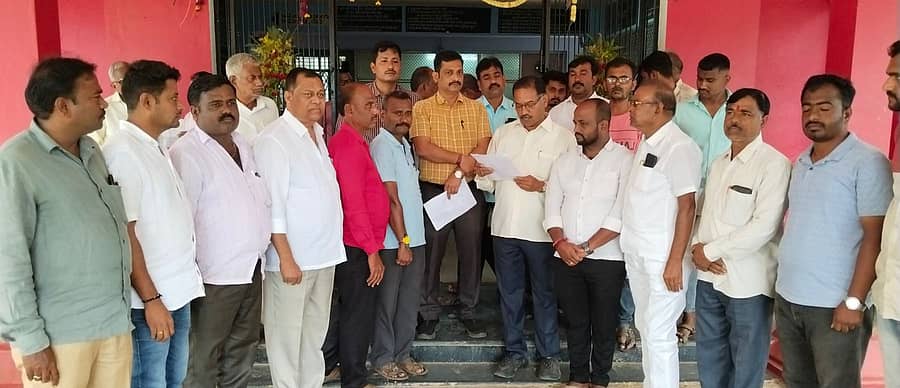 ತಿರುಪತಿ ಬಾಲಾಜಿ ದೇವಸ್ಥಾನದ ಪವಿತ್ರ ಲಾಡು ಪ್ರಸಾದಕ್ಕೆ ಪ್ರಾಣಿಗಳ ಕೊಬ್ಬಿನ ಎಣ್ಣೆ ಬೆರೆಸುವವರ ವಿರುದ್ಧ ಕ್ರಿಮಿನಲ್ ಮೊಕದ್ದಮೆ ದಾಖಲಿಸಬೇಕು ಎಂದು ಒತ್ತಾಯಿಸಿ ರಾಣೆಬೆನ್ನೂರಿನಲ್ಲಿ ಕರ್ನಾಟಕ ದೇವಸ್ಥಾನ- ಮಠ ಮತ್ತು ಧಾರ್ಮಿಕ ಸಂಸ್ಥೆಗಳ ಮಹಾಸಂಘ ತಾಲ್ಲೂಕು ಘಟಕದಿಂದ ಮಂಗಳವಾರ ತಹಶೀಲ್ದಾರ್ ಆರ್.ಎಚ್. ಭಾಗವಾನ್ ಅವರಿಗೆ ಮನವಿ ಸಲ್ಲಿಸಲಾಯಿತು