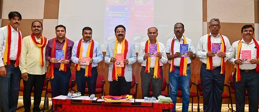 ದಾವಣಗೆರೆಯ ಬಿ.ಎಸ್.ಚನ್ನಬಸಪ್ಪ ಪ್ರಥಮ ದರ್ಜೆ ಕಾಲೇಜಿನಲ್ಲಿ ಮಂಗಳವಾರ ನಡೆದ ಕಾರ್ಯಕ್ರಮದಲ್ಲಿ ಗಣ್ಯರು ಕನ್ನಡ ಭಾಷಾ ಪಠ್ಯ ಪುಸ್ತಕಗಳ ಲೋಕಾರ್ಪಣೆಗೊಳಿಸಿದರು