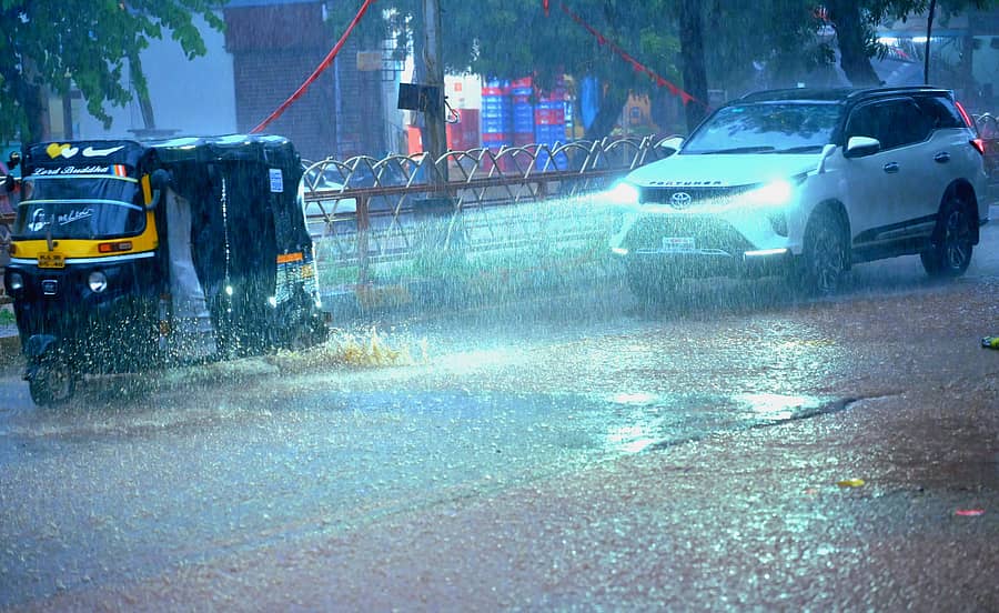 ಬೀದರ್ನಲ್ಲಿ ಮಂಗಳವಾರ ಸಂಜೆ ಬಿರುಸಿನ ಮಳೆಯಾಯಿತು. ನಗರದ ಮನ್ನಳ್ಳಿ ರಸ್ತೆಯಲ್ಲಿ ಅಪಾರ ನೀರು ನಿಂತದ್ದರಿಂದ ವಾಹನಗಳು ನಿಧಾನ ಗತಿಯಲ್ಲಿ ಸಂಚರಿಸಿದವು
–ಪ್ರಜಾವಾಣಿ ಚಿತ್ರಗಳು: ಲೋಕೇಶ ವಿ. ಬಿರಾದಾರ