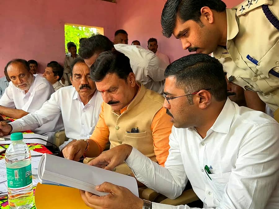 ರಿಪ್ಪನ್ಪೇಟೆ ಸಮೀಪದ ಹೆಬ್ಬಳ್ಳಿ ಗ್ರಾಮದಲ್ಲಿ ನಡೆದ ಸಮಾಲೋಚನಾ ಸಭೆಯಲ್ಲಿ ಶಾಸಕ ಗೋಪಾಲಕೃಷ್ಣ ಬೇಳೂರು ಅಧಿಕಾರಿಗಳೊಂದಿಗೆ ಚರ್ಚಿಸಿದರು