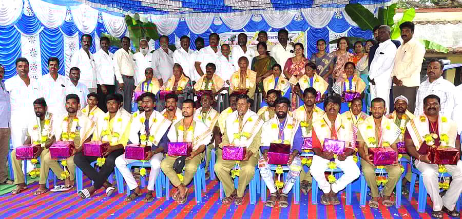 ಮೊಳಕಾಲ್ಮುರಿನ ಪಟ್ಟಣ ಪಂಚಾಯಿತಿಯಲ್ಲಿ ಸೋಮವಾರ ನಡೆದ ಪೌರ ಕಾರ್ಮಿಕರ ದಿನಾಚರಣೆಯಲ್ಲಿ ಕಾರ್ಮಿಕರನ್ನು ಸನ್ಮಾನಿಸಲಾಯಿತು