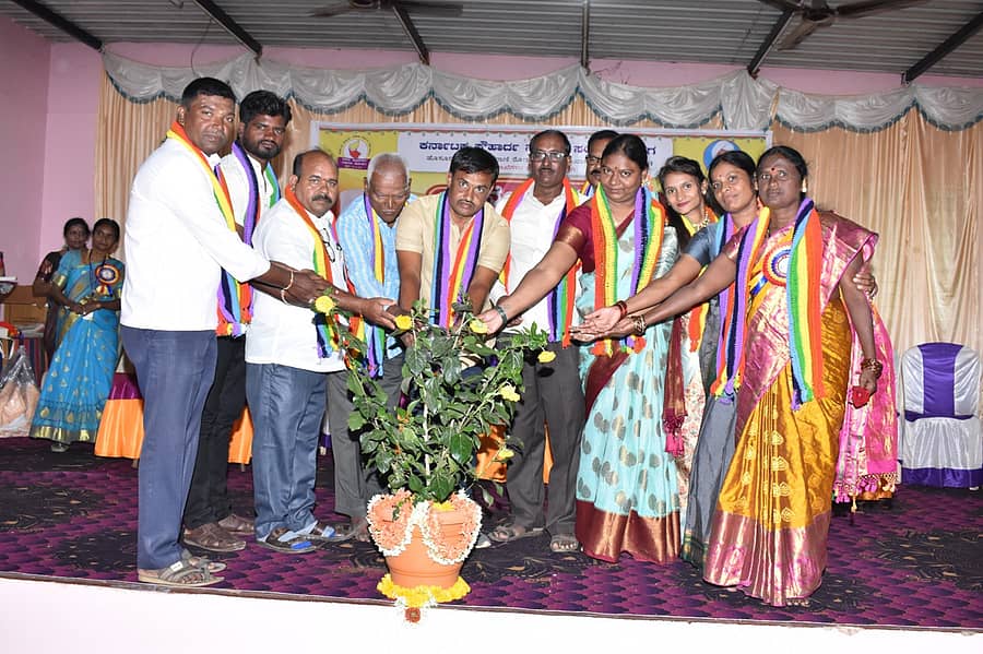 ಗದಗ ನಗರದ ಈಶ್ವರ ದೇವಸ್ಥಾನದ ಸಭಾಭವನದಲ್ಲಿ ನಡೆದ ಕರ್ನಾಟಕ ಸೌಹಾರ್ದ ಸಹಕಾರಿ ಸಂಘದ ಒಂಬತ್ತನೆ ವಾರ್ಷಿಕ ಸಭೆಯನ್ನು ಸಂಘದ ಅಧ್ಯಕ್ಷ ಸೋಮರೆಡ್ಡಿ ಗೋಕಾವಿ ಉದ್ಘಾಟಿಸಿದರು