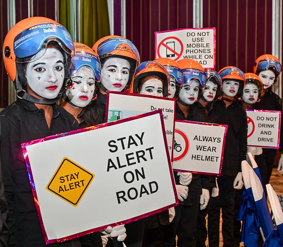 ಬೆಂಗಳೂರಿನಲ್ಲಿ ಮಂಗಳವಾರ ಆಯೋಜಿಸಿದ್ದ ‘ಸೇಫ್’ ವಾರ್ಷಿಕ ಸಮ್ಮೇಳನದಲ್ಲಿ ಅತ್ತಿಬೆಲೆ ಸರ್ಕಾರಿ ಮಾದರಿ ಪ್ರಾಥಮಿಕ ಬಾಲಕರ ಶಾಲೆ ವಿದ್ಯಾರ್ಥಿಗಳು ಸಂಚಾರ ನಿಯಮಗಳ ಬಗ್ಗೆ ಜಾಗೃತಿ ಮೂಡಿಸಿದರು. ಪ್ರಜಾವಾಣಿ ಚಿತ್ರ/ ಪ್ರಶಾಂತ್ ಎಚ್.ಜಿ.