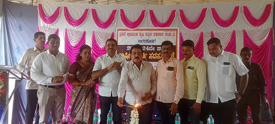 ಹೊಸನಗರ ತಾಲ್ಲೂಕಿನ ತ್ರಿಣಿವೆ ಕೃಷಿ ಪತ್ತಿನ ಸಹಕಾರ ಸಂಘದ ವಾರ್ಷಿಕ ಸಭೆಯನ್ನು ಅಧ್ಯಕ್ಷ ಗುರುಶಕ್ತಿ ವಿದ್ಯಾದರ್ ರಾವ್ ಉದ್ಘಾಟಿಸಿದರು