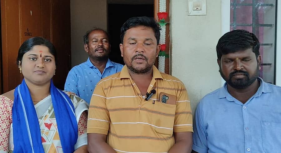 ನವಲಗುಂದ ಪಟ್ಟಣದಲ್ಲಿ ನಡೆದ ದಲಿತ ಸಮುದಾಯದ ಮುಖಂಡರ ಸಭೆ ನಂತರ ನಂದಿನಿ ಹಾದಿಮನಿ, ಜಿಲ್ಲಾ ಸಂಚಾಲಕ ಕಾಶೀನಾಥ ಕಾಳೆ ಮಾತನಾಡಿದರು