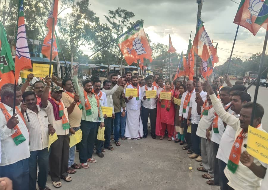 ಶಿರಾದ ಅಂಬೇಡ್ಕರ್ ವೃತ್ತದಲ್ಲಿ ಮಂಗಳವಾರ ಬಿಜೆಪಿ ಕಾರ್ಯಕರ್ತರು ಮುಖ್ಯಮಂತ್ರಿ ಸಿದ್ದರಾಮಯ್ಯ ಅವರ ರಾಜೀನಾಮೆಗೆ ಆಗ್ರಹಿಸಿ ಪ್ರತಿಭಟನೆ ನಡೆಸಿದರು