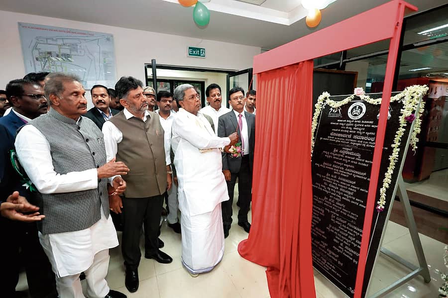 ಅನಿಲ ಆಧಾರಿತ ಯಲಹಂಕ ಸಂಯುಕ್ತ ವಿದ್ಯುತ್ ಸ್ಥಾವರವನ್ನು ಮಂಗಳವಾರ ಮುಖ್ಯಮಂತ್ರಿ ಸಿದ್ದರಾಮಯ್ಯ ಉದ್ಘಾಟಿಸಿದರು. ಇಂಧನ ಸಚಿವ ಕೆ.ಜೆ.ಜಾರ್ಜ್, ಉಪಮುಖ್ಯಮಂತ್ರಿ ಡಿ.ಕೆ.ಶಿವಕುಮಾರ್ ಕಾರ್ಯಕ್ರಮದಲ್ಲಿ ಭಾಗವಹಿಸಿದ್ದರು.