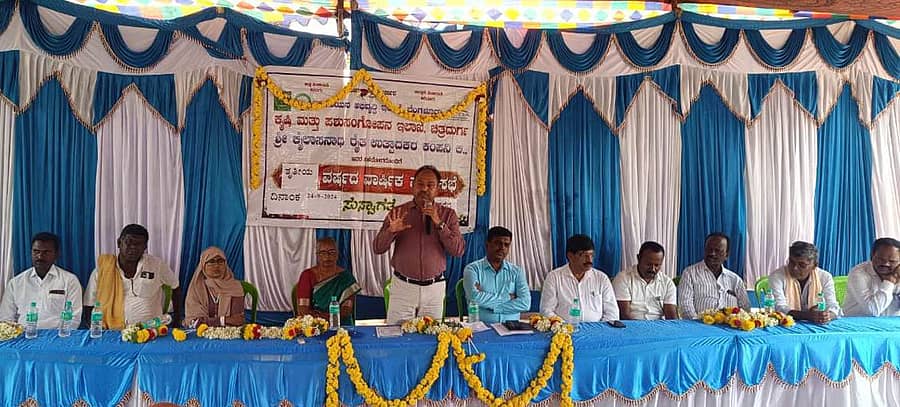 ಧರ್ಮಪುರ ಸಮೀಪದ ಈಶ್ವರಗೆರೆಯಲ್ಲಿ ಹಮ್ಮಿಕೊಂಡಿದ್ದ ಕೈಲಾಸನಾಥ ರೈತ ಉತ್ಪಾದಕರ ಕಂಪನಿ ಆಯೋಜಿಸಿದ್ದ ಕಾರ್ಯಕ್ರಮದಲ್ಲಿ ಜಂಟಿ ಕೃಷಿ ನಿರ್ದೇಶಕ ಮಂಜುನಾಥ್ ಮಾತನಾಡಿದರು