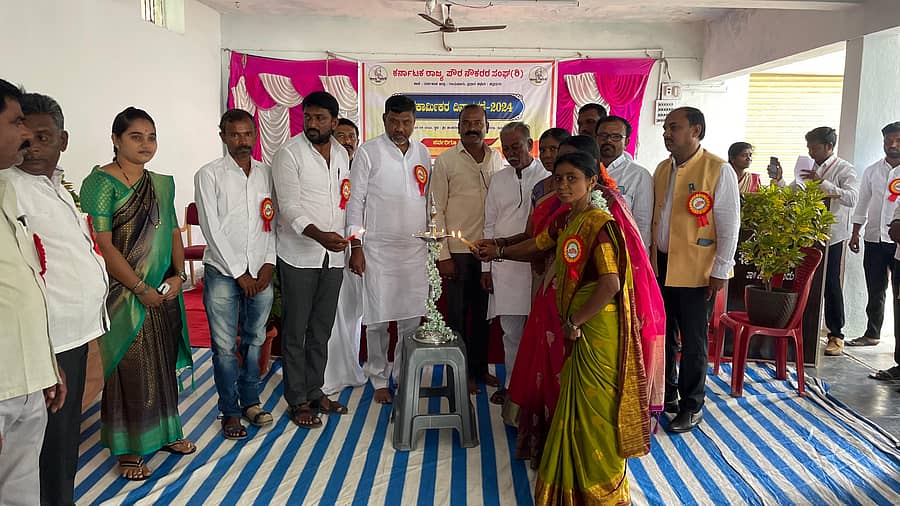 ತುರ್ವಿಹಾಳ ಪಟ್ಟಣದ ಶಂಕ್ರಲಿಂಗೇಶ್ವರ ಕಲ್ಯಾಣ ಮಂಟಪದಲ್ಲಿ ನಡೆದ ಪೌರ ಕಾರ್ಮಿಕರ ದಿನಾಚರಣೆ ಕಾರ್ಯಕ್ರಮವನ್ನು ಶಾಸಕ ಆರ್.ಬಸನಗೌಡ ತುರ್ವಿಹಾಳ ಉದ್ಘಾಟಿಸಿದರು