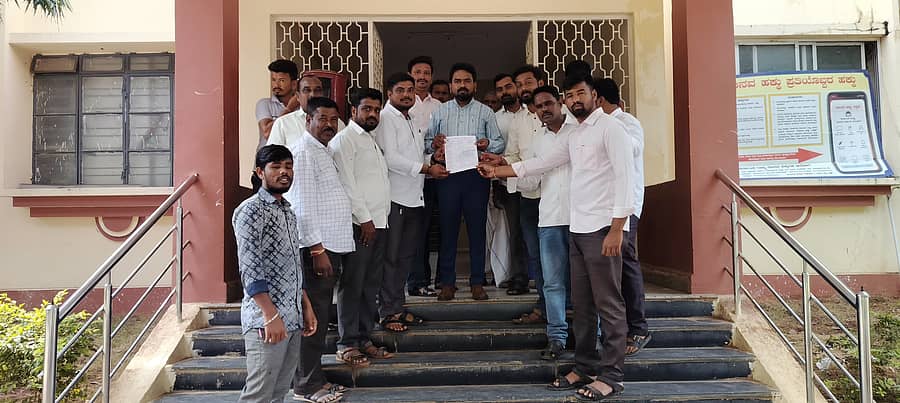 ವಿವಿಧ ಬೇಡಿಕೆ ಈಡೇರಿಸುವಂತೆ ಮುಷ್ಕರಕ್ಕೆ ಕರೆ ನೀಡುತ್ತಿರುವ ಗ್ರಾಮ ಆಡಳಿತ ಅಧಿಕಾರಿಗಳ ತಾಲ್ಲೂಕು ಸಂಘದ ವತಿಯಿಂದ ಮಂಗಳವಾರ ತಹಶೀಲ್ದಾರರಿಗೆ ಮನವಿ ಸಲ್ಲಿಸಲಾಯಿತು.