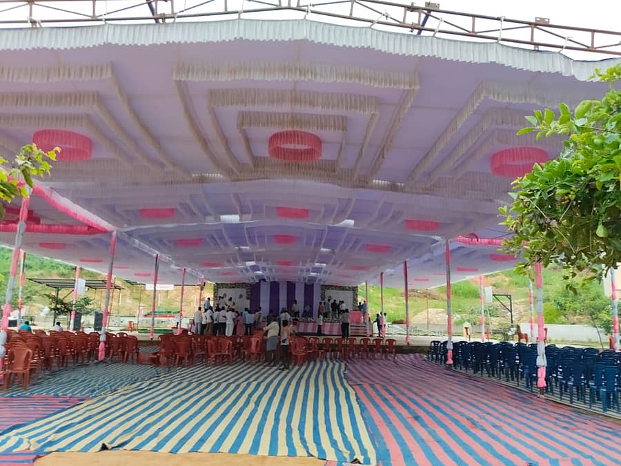 ಯಾದಗಿರಿ ತಾಲ್ಲೂಕಿನ ಅರಕೇರಾ ಕೆ ಗ್ರಾಮದಲ್ಲಿ ಶಾಲಾ ವಿದ್ಯಾರ್ಥಿಗಳಿಗೆ ವಾರದಲ್ಲಿ 6 ದಿನಗಳ ಪೂರಕ ಪೌಷ್ಟಿಕ ಆಹಾರ ವಿತರಿಸುವ ಕಾರ್ಯಕ್ರಮಕ್ಕೆ ವೇದಿಕೆ ಸಿದ್ದವಾಗಿರುವುದು