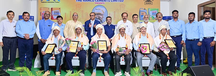 ತುಮಕೂರಿನಲ್ಲಿ ಮಂಗಳವಾರ ಎಂಜಿನಿಯರುಗಳ ಸಂಘದ ವತಿಯಿಂದ ಹಮ್ಮಿಕೊಂಡಿದ್ದ ಎಂಜಿನಿಯರುಗಳ ದಿನಾಚರಣೆ ಕಾರ್ಯಕ್ರಮದಲ್ಲಿ ಸಾಧಕರನ್ನು ಅಭಿನಂದಿಸಲಾಯಿತು. ಐಸಿಐ ಅಧ್ಯಕ್ಷ ಎಚ್.ಆರ್.ಗಿರೀಶ್, ಜನಸಂಪನ್ಮೂಲ ಇಲಾಖೆ ಮುಖ್ಯ ಎಂಜಿನಿಯರ್ ಬಿ.ಎನ್.ಫಣಿರಾಜು, ಸಂಘದ ಅಧ್ಯಕ್ಷ ಎನ್.ವಿ.ರಾಮಮೂರ್ತಿ, ಕಾರ್ಯದರ್ಶಿ ಎಂ.ಡಿ.ರಾಜು ಇತರರು ಭಾಗವಹಿಸಿದ್ದರು