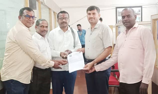 ತುಮಕೂರು ಜಿಲ್ಲಾಧಿಕಾರಿ ಕಚೇರಿಯಲ್ಲಿ ಬುಧವಾರ ತಿರುಪತಿ ಲಾಡುಗಳಲ್ಲಿ ಪ್ರಾಣಿಗಳ ಕೊಬ್ಬು ಬೆರೆಸಿದವರ ವಿರುದ್ಧ ಕ್ರಿಮಿನಲ್ ಪ್ರಕರಣ ದಾಖಲಿಸುವಂತೆ ಒತ್ತಾಯಿಸಿ ದೇವಸ್ಥಾನಗಳ ಮಹಾ ಸಂಘದಿಂದ ಮನವಿ ಸಲ್ಲಿಸಲಾಯಿತು. ಸಂಘದ ಪ್ರಮುಖರಾದ ಚಂದ್ರಶೇಖರ ಆಚಾರ್ಯ, ಸುಬ್ರಹ್ಮಣ್ಯ, ವೆಂಕಟೇಶ್, ಮಂಜುನಾಥ ಉಪಸ್ಥಿತರಿದ್ದರು