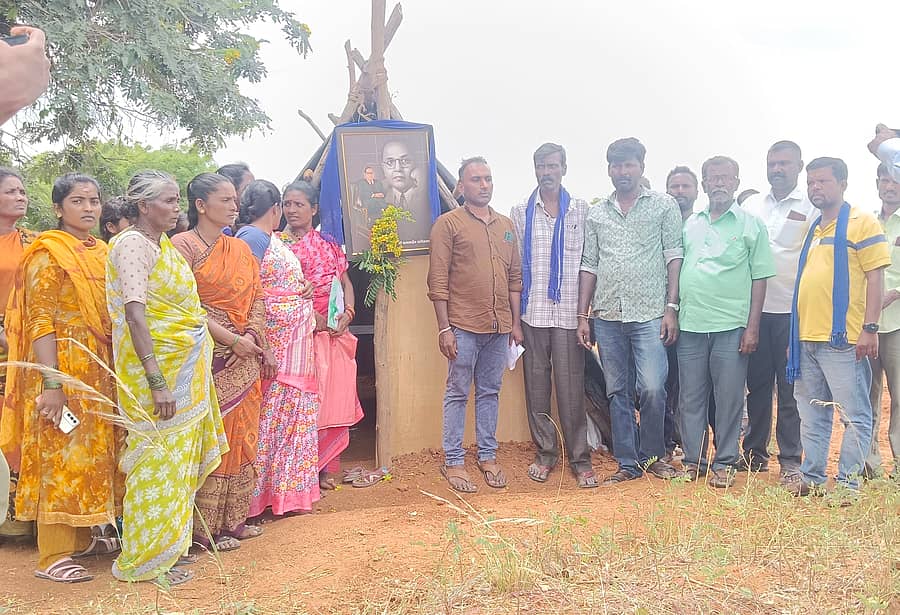 ಐವಾರಹಳ್ಳಿಯಲ್ಲಿ ಗುಡಿಸಲು ಹಾಕಿಕೊಂಡು ಹೋರಾಟ ನಡೆಸುತ್ತಿರುವ ದಲಿತ ಕುಟುಂಬ